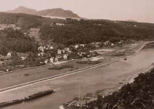 Krippen, Ortsansicht : Blick über das Elbtal auf Krippen mit dem Kleinhennersdorfer Stein (rechts) und dem Papststein (links). Im Hintergrund rechts der Königstein. Floßstelle an der Elbe