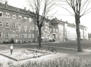 Dresden-Pieschen. Wohnsiedlung des Dresdner Spar- und Bauverein e. GmbH (1927/1930). Wohnblöcke, Boxdorfer Straße 36/42 und Volkersdorfer Straße 16/12. Gartenansicht mit Spielplatz