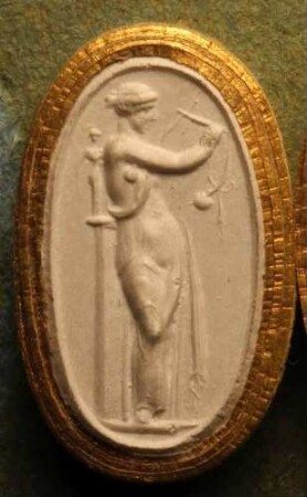 Stehende Erato, sich an einen Pfeiler lehnend (Daktyliothek, Erstes Mythologisches Tausend)