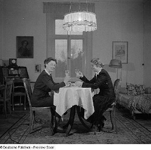 Porträt zweier Damen in Hildegard Jäckels Atelier