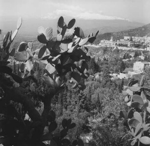 Taormina, Blick über die Stadt zum Ätna