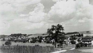 Oelsa. Ortsteilansicht mit Dorfkirche von Südwesten