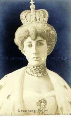 Maud, Königin von Norwegen, im Königsornat