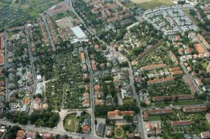 Dresden-Laubegast. Stadtteilansicht zwischen Österreicher Straße, Hermannstädter Straße, Großglocknerstraße und Salzburger Straße. Luftbild-Schrägaufnahme von Nordost