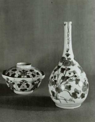 Sake-Flasche und Deckelkumme mit Malerei