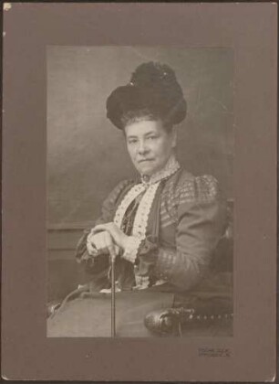 Rosalie Gräfin von Rhena (1845 - 1908), sitzend, Kniestück.