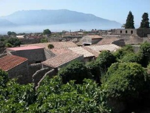 Pompej - Blick zum Vesuv : Aufgenommen am 21. Juli 2004 in den Ausgrabungsstätten der römischen Siedlung Pompeji
