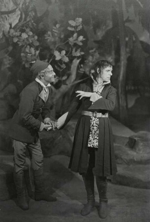Heinz Klingenberg als Orlando und Luis Rainer als Jacques : Heinz Klingenberg als Orlando und Luis Rainer als Jacques in "Wie es Euch gefällt" von William Shakespeare. Schauspielhaus Dresden, 7. April 1938. Fotografie von Reinhard Berger