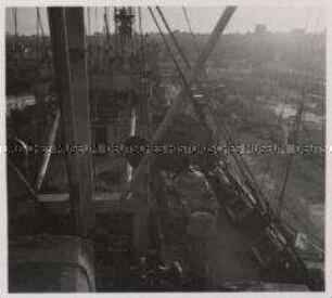 Wehrmachtssoldaten, Griechenland, Deutscher Transporter in einem griechischen Hafen