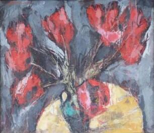 Rote Tulpen vor dunklem Grund