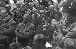 Freiburg: Stadthalle; Willy Brandt zwischen den Stuhlreihen; sitzend