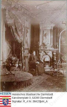 Tiedemann-Brandis, Martha v. geb. v. Rango (1854-1908) / Porträt, in Sessel im Herrenzimmer des Ritterguts Woyanow sitzend, Ganzfigur
