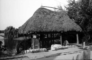 Bukarest: Strohgedeckte Ölmühle aus Valea Mica