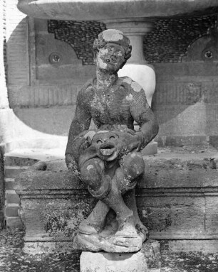 Brunnenfigur mit Schlange