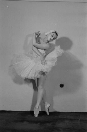 Gastspiel eines russischen Ballett- und Künstlerensembles in der Deutschen Staatsoper Berlin : Primaballerina Alla Schelest in "Schwanensee", Teil des Ballettprogramms