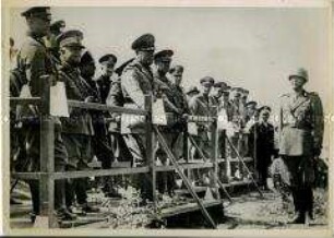 General von Brauchitsch, Mussolini und König Vittorio Emanuele bei einer Militärübung