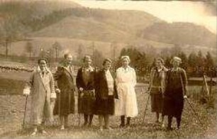 Frauengruppe mit Krankenschwester