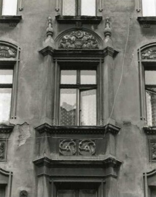 Görlitz, Landeskronstraße 13. Wohnhaus mit Läden (1902). Obergeschossfenster
