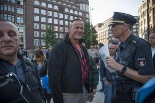 10.000 Menschen haben heute in Hamburg gegen Fremdenhass und rechte Hetze demonstriert. Anlass war die Kundgebung eines "Merkel muss weg"-Bündnisses am Gänsemarkt mit unter 200 Teilnehmern. Anmelder der Rechten war Kiezgröße Thomas "Togger" Gardlo, früherer Leibwächter von Ronald Schill und Trainer der "Identitären Bewegung" (Bildmitte)