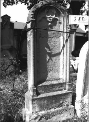 Grabstein 38 (Index: 99787004) Zustand: Inschrift vollständig verwittert Maße HxBxT: 200x65x25 cm Symbolik: Hirschgeweih: Grabstein 38A