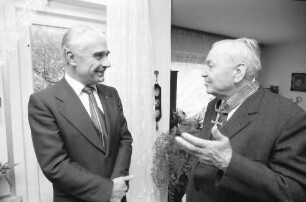 Freiburg: Wohnung Littenweiler; Regierungspräsident Person überreicht Bundesverdienstkreuz für Prof. Dr. Friedrich Walter Meyer, Freiburg