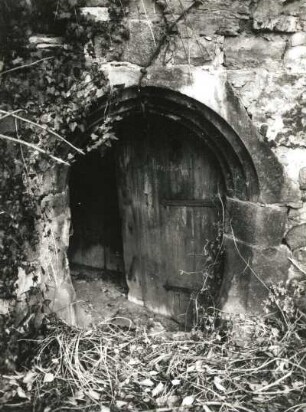 Cossebaude, Talstraße 4. Bauernhof (1801/1850). Wirtschaftsgebäude. Portal