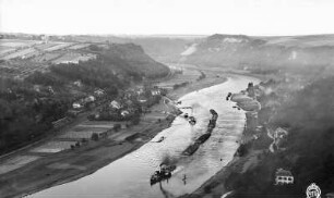 Stadtansicht mit Pötzscha. Blick von der Schwarzbergaussicht die Elbe (mit Schleppzug) abwärts gegen Hankes Steinbruch