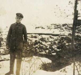 Soldat auf einer Feldunterkunft im Schnee stehend