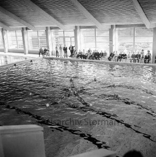 Hallenbad Bad Oldesloe: Konrad-Adenauer-Ring: Eröffnung: Kunstschwimmgruppe führt Synchronschwimmübungen vor, links das Nichtschwimmerbecken