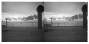 Spitzbergen (Norwegen). Smerenbergbucht (?). Blick von einem Hochseepassagierdampfer (?) zur Küste