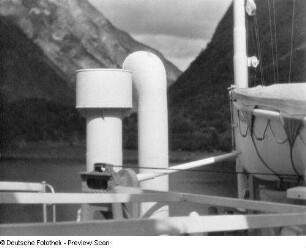 Schornsteinmotiv des Schiffes gegen Küstenlandschaft