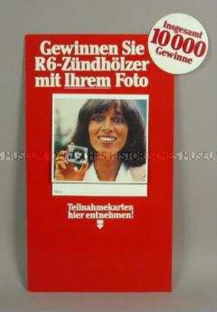 Werbeaufsteller mit Werbeaufdruck für "R6"-Zigaretten, "Gewinnen Sie R6-Zündhölzer mit Ihrem Foto"