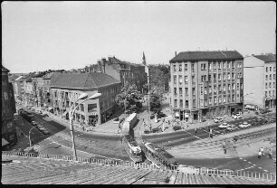 Blick über den Rosenthaler Platz mit zwei Straßenbahnen