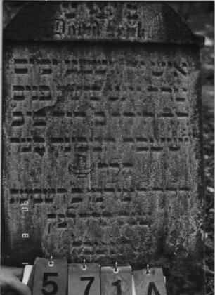 Grabstein 571 (Index: 99790981) Maße HxBxT: 97x54x11 cm Symbolik: Levitenkännchen: Grabstein 571A
