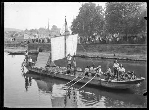 Boot umgebaut mit Segel und Kanone auf der Tauber. Wahrscheinlich zum Pankgrafenfest.