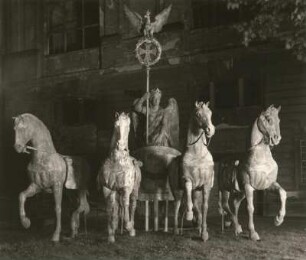 Schadow, Johann Gottfried. Quadriga mit Viktoria (1789 entworfen) vom Brandenburger Tor in Berlin. Kupfer, getrieben; H. 6 m. Gesamtaufnahme (im Marstall?) mit der preußischen Symbolik
