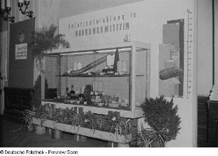 Ausstellungstafel und Vitrine "Umsatzentwicklung in Nahrungsmitteln"