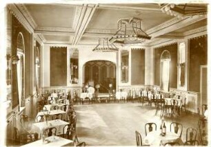 Saal einer Gaststätte. Blick zur Bühne