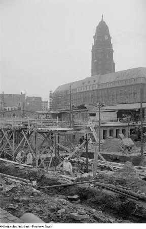 Aufbauarbeiten am Dresdner Altmarkt, Blick auf Kreuzgasse und Rathaus