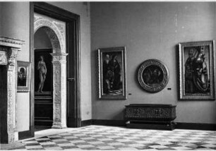Aufstellung der Gemäldegalerie im Kaiser-Friedrich-Museum, Raum 36, Gemälde Signorellis