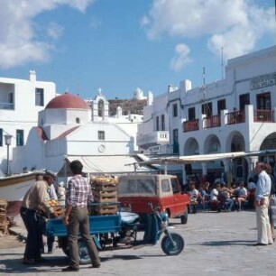 Mykonos, Inselhauptstadt, 2800 Einwohner. Touristentreiben an der Paralía