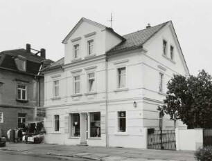 Wohnhaus mit Laden