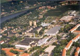 Pirna. Gewerbegebiet an der Struppener Straße und Kleingartenanlage zwischen Dr.-Benno-Scholze-Straße und Elbe. Luftbild-Schrägaufnahme von Südwest