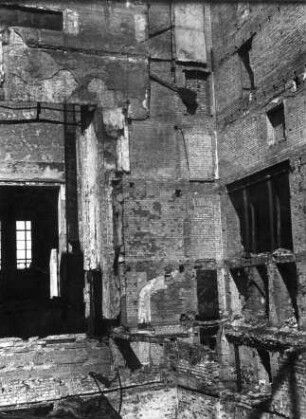 Ausgebrannter Innenbereich des Neuen Theaters auf dem Augustusplatz