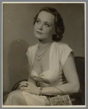 Manja Behrens in "Zwischenspiel" : Manja Behrens als Cäcilie im Schauspiel "Zwischenspiel" von Arthur Schnitzler in der Inszenierung von Werner Simon (als Gast). Staatsschauspiel Dresden, Erstaufführung 12. Januar 1951