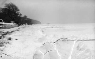 Zugefrorene Ostsee. Blick über das Eis zum Festland