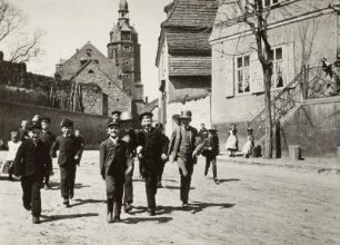 Wettin. Blick zur Stadtkirche St. Nikolai, im Vordergrund posierende Kinder