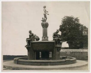 Elbe-Brunnen von Selmar Werner in Ústí nad Labem : Elbebrunnen um 1908 von Selmar Werner in Ústí nad Labem geschaffen