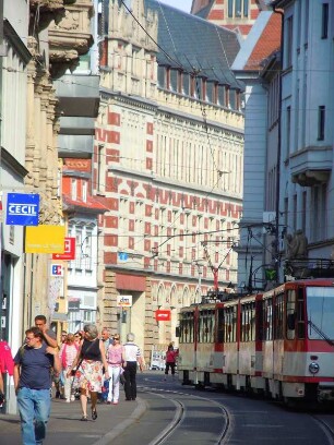 Erfurt - Straßenbahnzug in der Altstadt : Die Straßenbahn fährt Richtung Anger, aufgenommen in Erfurt am 30. April 2012