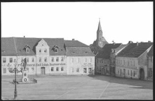 Dahlen. Blick über den Markt mit Siegesdenkmal von 1870/1871 zur Stadtkirche Unserer Lieben Frauen